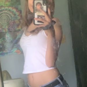 I’m selling this white crop top/tank top.